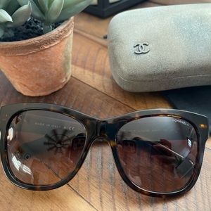 Authentic Chanel SQUARE SUNGLASSES
Acetate
Dark Tortoise